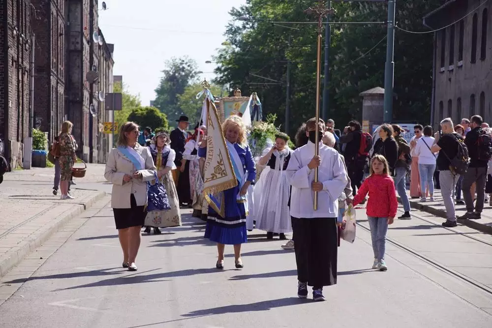 Jak co roku w Lipinach odbyła się procesja Bożego Ciała w tradycyjnych śląskich strojach. W tym roku dopisała pogoda i było bardzo dużo osób.