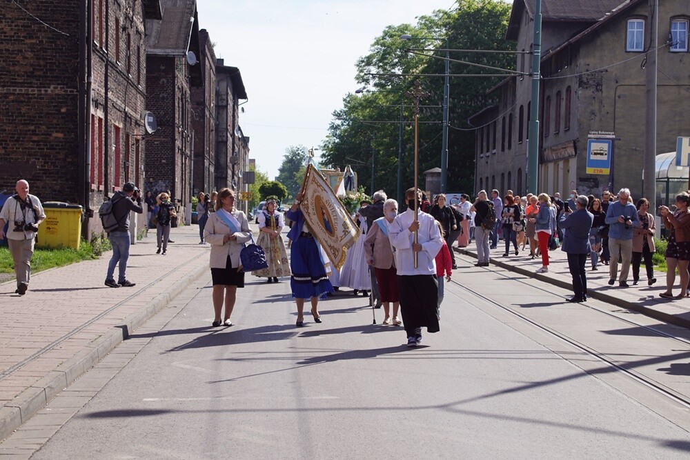 Jak co roku w Lipinach odbyła się procesja Bożego Ciała w tradycyjnych śląskich strojach. W tym roku dopisała pogoda i było bardzo dużo osób.