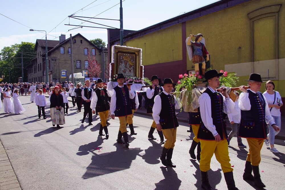 Jak co roku w Lipinach odbyła się procesja Bożego Ciała w tradycyjnych śląskich strojach. W tym roku dopisała pogoda i było bardzo dużo osób.