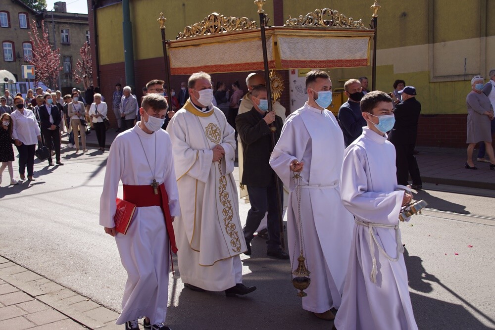 Jak co roku w Lipinach odbyła się procesja Bożego Ciała w tradycyjnych śląskich strojach. W tym roku dopisała pogoda i było bardzo dużo osób.