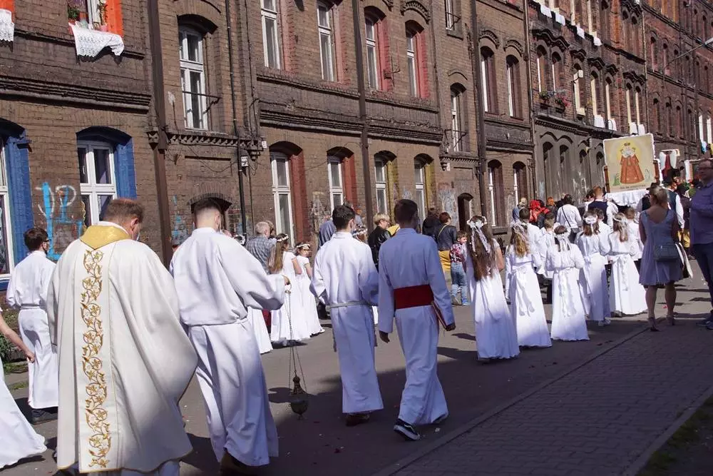 Jak co roku w Lipinach odbyła się procesja Bożego Ciała w tradycyjnych śląskich strojach. W tym roku dopisała pogoda i było bardzo dużo osób.