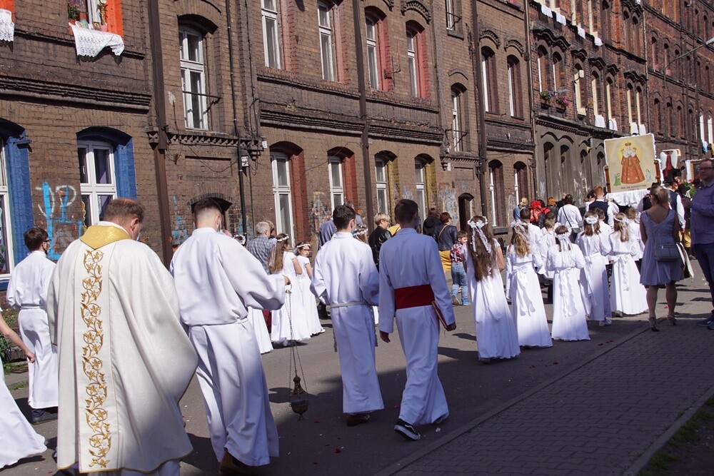 Jak co roku w Lipinach odbyła się procesja Bożego Ciała w tradycyjnych śląskich strojach. W tym roku dopisała pogoda i było bardzo dużo osób.