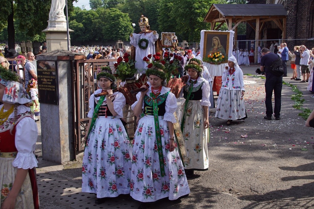 Dzisiaj po uroczystej mszy świętej z kościoła pw. św. Augustyna w dzielnicy Lipiny wyruszyła tradycyjna procesja. Na czele kobiety, mężczyźni, młodzież i dzieci w tradycyjnych, śląskich strojach. Co jeszcze sprawia, że to jedyna taka procesja na Śląsku?