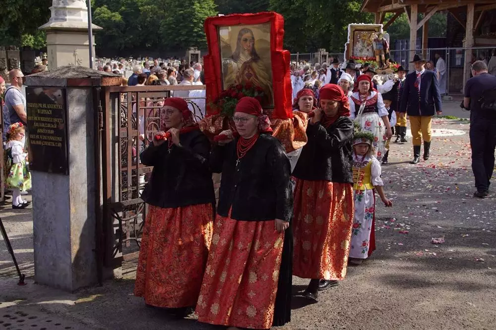 Dzisiaj po uroczystej mszy świętej z kościoła pw. św. Augustyna w dzielnicy Lipiny wyruszyła tradycyjna procesja. Na czele kobiety, mężczyźni, młodzież i dzieci w tradycyjnych, śląskich strojach. Co jeszcze sprawia, że to jedyna taka procesja na Śląsku?