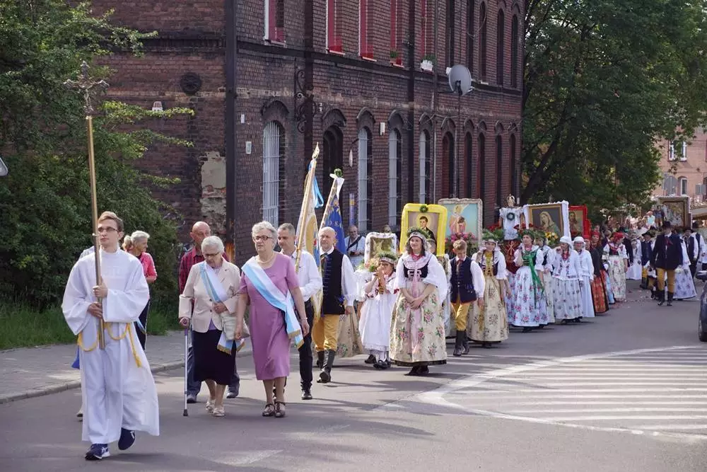 Dzisiaj po uroczystej mszy świętej z kościoła pw. św. Augustyna w dzielnicy Lipiny wyruszyła tradycyjna procesja. Na czele kobiety, mężczyźni, młodzież i dzieci w tradycyjnych, śląskich strojach. Co jeszcze sprawia, że to jedyna taka procesja na Śląsku?