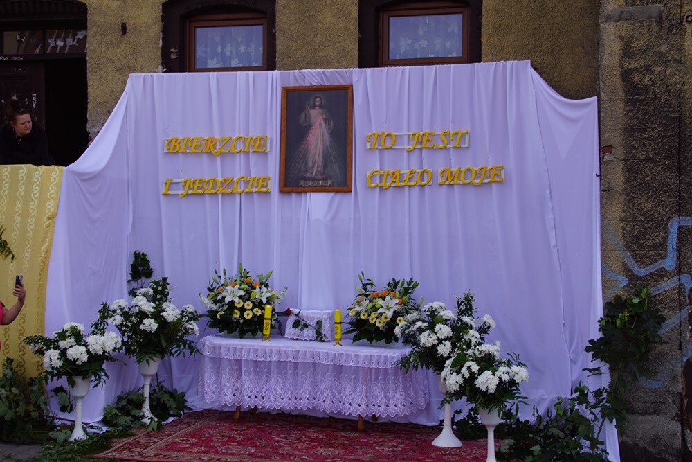 Dzisiaj po uroczystej mszy świętej z kościoła pw. św. Augustyna w dzielnicy Lipiny wyruszyła tradycyjna procesja. Na czele kobiety, mężczyźni, młodzież i dzieci w tradycyjnych, śląskich strojach. Co jeszcze sprawia, że to jedyna taka procesja na Śląsku?