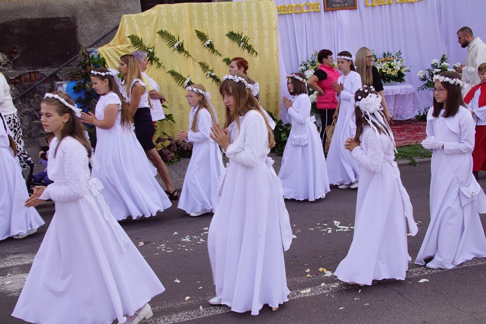 Dzisiaj po uroczystej mszy świętej z kościoła pw. św. Augustyna w dzielnicy Lipiny wyruszyła tradycyjna procesja. Na czele kobiety, mężczyźni, młodzież i dzieci w tradycyjnych, śląskich strojach. Co jeszcze sprawia, że to jedyna taka procesja na Śląsku?