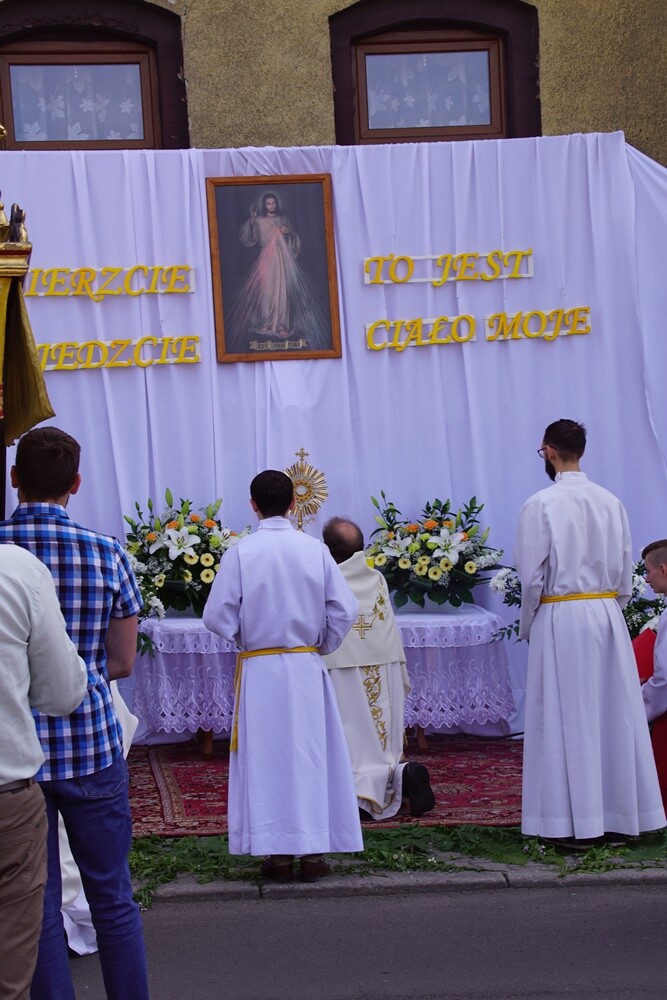 Dzisiaj po uroczystej mszy świętej z kościoła pw. św. Augustyna w dzielnicy Lipiny wyruszyła tradycyjna procesja. Na czele kobiety, mężczyźni, młodzież i dzieci w tradycyjnych, śląskich strojach. Co jeszcze sprawia, że to jedyna taka procesja na Śląsku?
