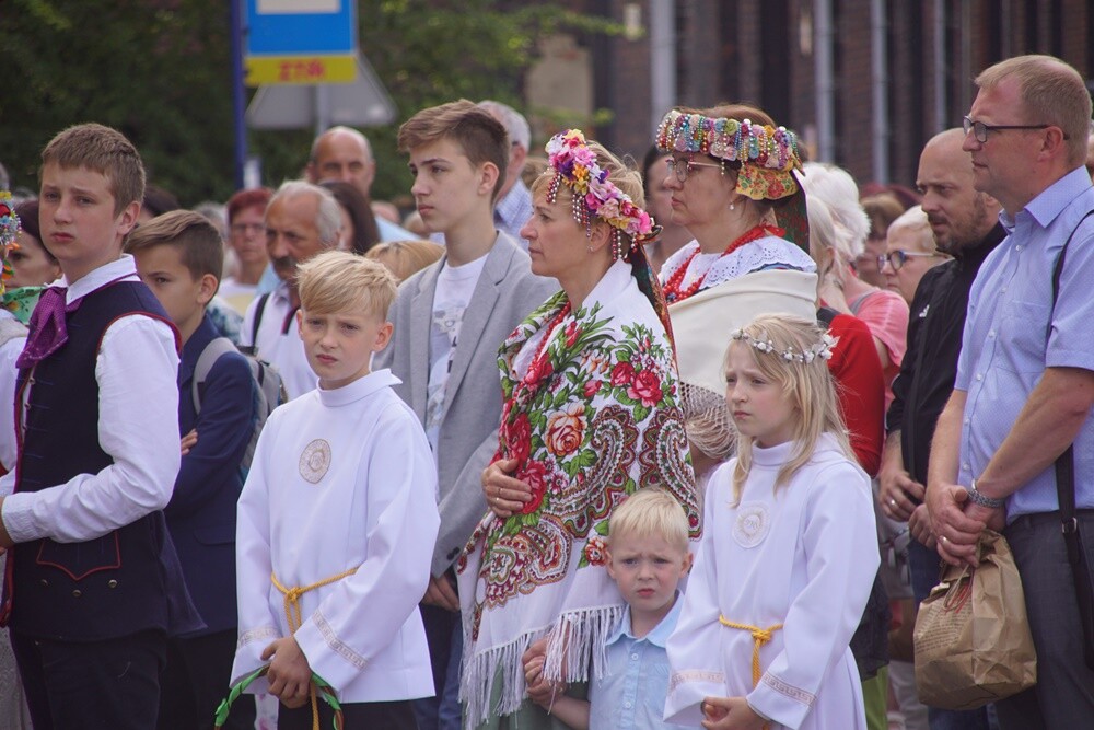Dzisiaj po uroczystej mszy świętej z kościoła pw. św. Augustyna w dzielnicy Lipiny wyruszyła tradycyjna procesja. Na czele kobiety, mężczyźni, młodzież i dzieci w tradycyjnych, śląskich strojach. Co jeszcze sprawia, że to jedyna taka procesja na Śląsku?