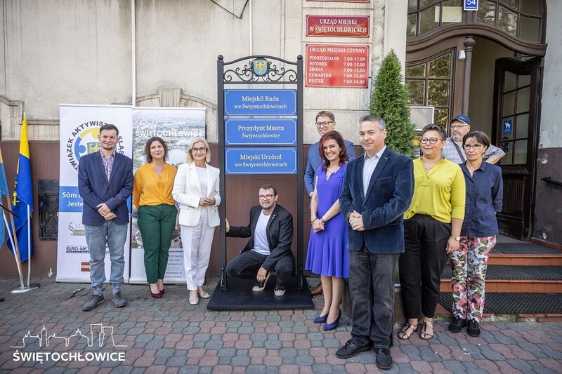 Przed Urzędem Miejskim w Świętochłowicach stanęły tablice po śląsku
