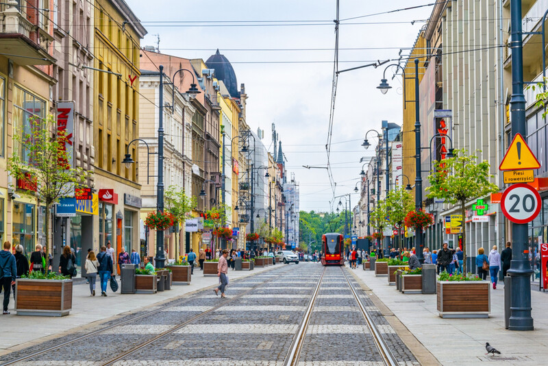 Przedmieścia na starość: co Katowice proponują seniorom?