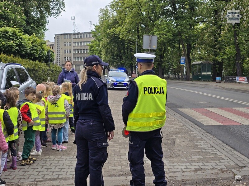 Przedszkolaki i policjanci w akcji "Jesteś kierowcą na medal"