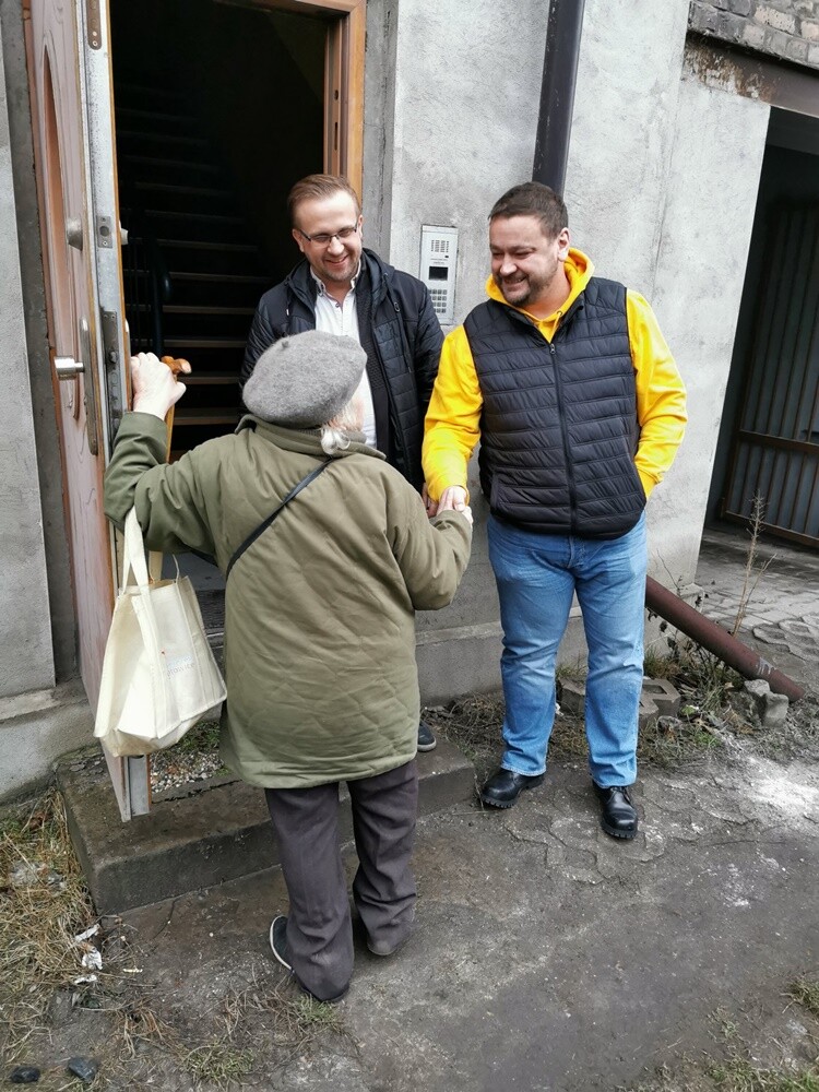 Niektórzy mieszkańcy Świętochłowic z niepokojem śledzą prognozy pogody. Każdy spadek temperatury w ich domach jest bardzo odczuwalny. Dlatego Stowarzyszenie "Przyjazne Świętochłowice" zorganizowało opał dla kilkunastu osób potrzebujących wsparcia.