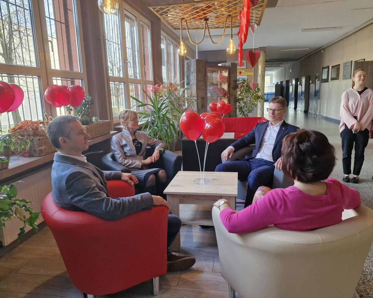 I LO zyskało wyremontowaną klasę matematyczną, korytarz, nowe szafki oraz strefę relaksu! / fot. Daniel Beger FB