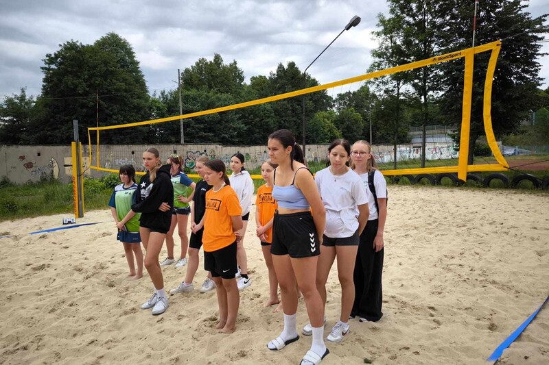 Rozegrano turnieje dla uczniów szkół podstawowych w siatkówce plażowej. Kto wygrał?