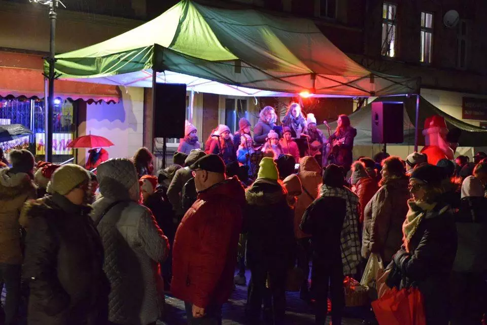 W sobotę na zbiegu ulic Pocztowej i Katowickiej w Świętochłowicach odbył się bożonarodzeniowy jarmark.