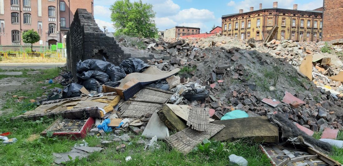 Gruzy po wyburzonym familoku zamieniają się w dzikie wysypisko śmieci i... plac zabaw