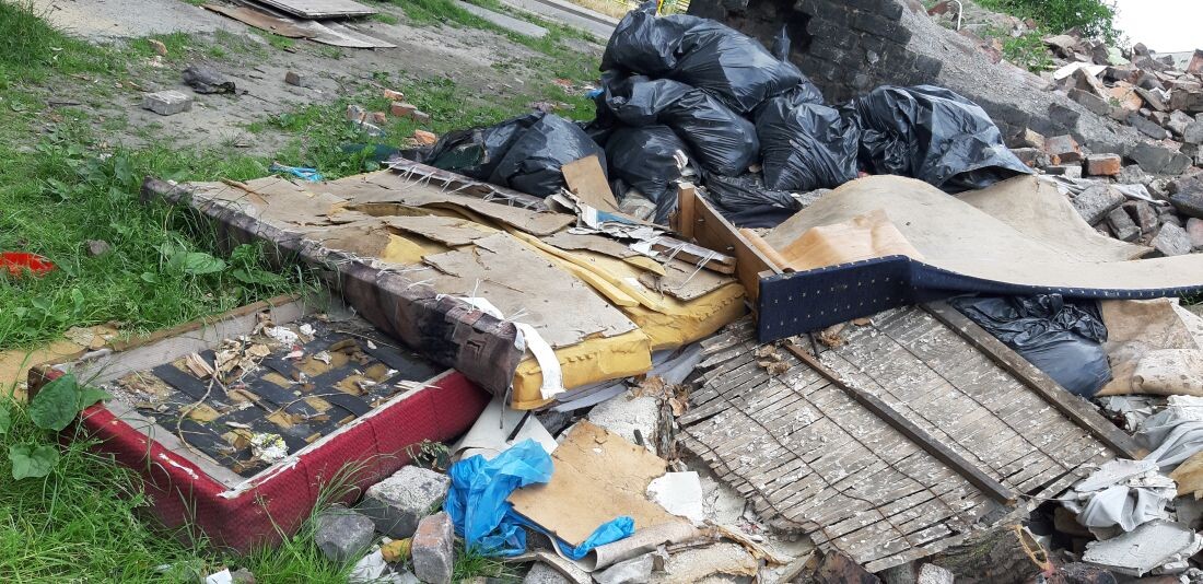 Gruzy po wyburzonym familoku zamieniają się w dzikie wysypisko śmieci i... plac zabaw