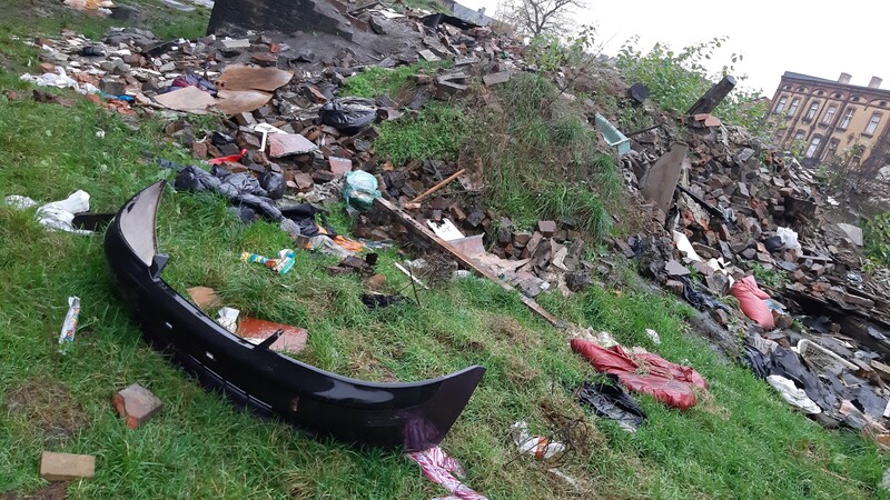 Ruiny po wyburzonym familoku wciąż straszą na Lipinach - sprawa od roku stoi w miejscu