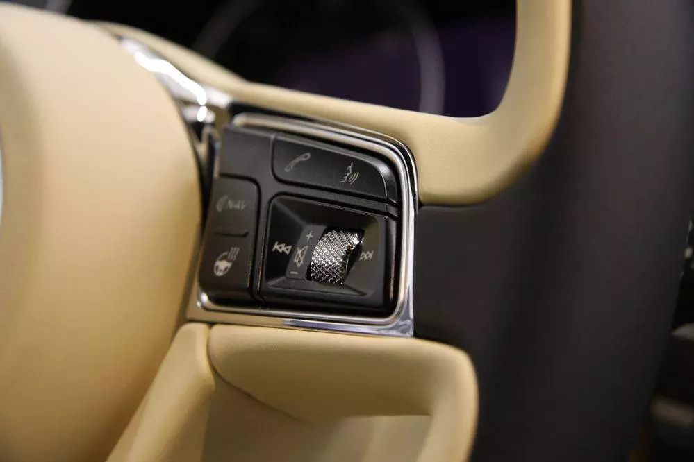 SUV Bentayga i limuzyna Flying Spur - te modele Bentleya można już podziwiać w salonie brytyjskiej marki przy DTŚ. To drugie takie miejsce w Polsce. Oficjalne otwarcie 15 lutego.