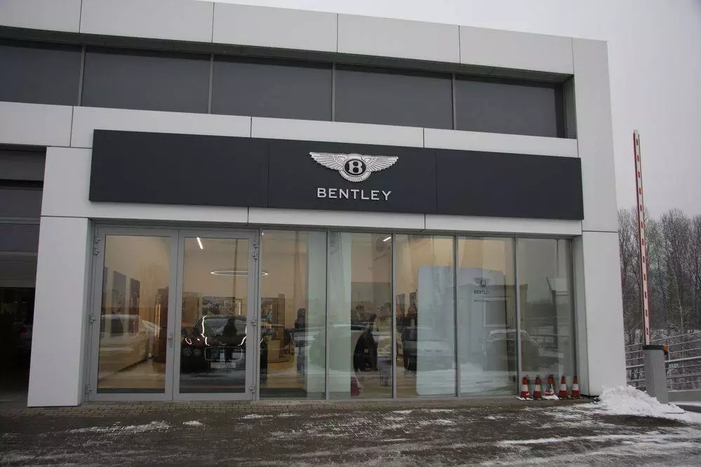 SUV Bentayga i limuzyna Flying Spur - te modele Bentleya można już podziwiać w salonie brytyjskiej marki przy DTŚ. To drugie takie miejsce w Polsce. Oficjalne otwarcie 15 lutego.