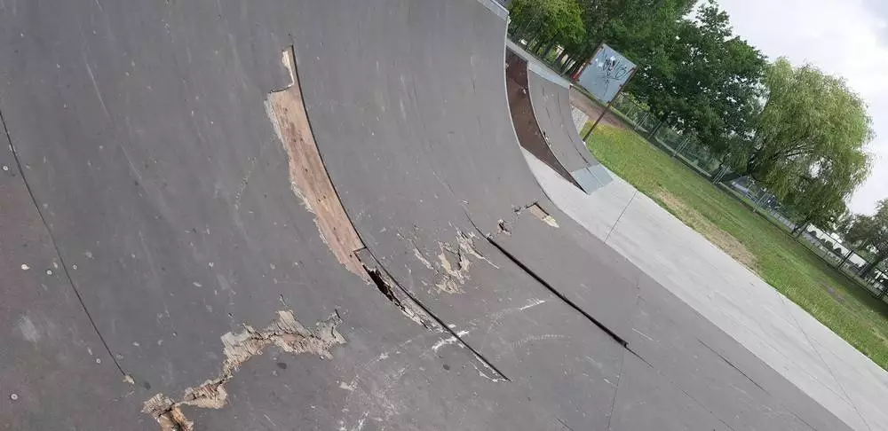 Znajdujący się przy OSiR Skałka w Świętochłowicach skate park jest w tak fatalnym stanie technicznym, że ze względów bezpieczeństwa musiał zostać zamknięty.