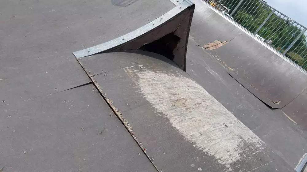 Znajdujący się przy OSiR Skałka w Świętochłowicach skate park jest w tak fatalnym stanie technicznym, że ze względów bezpieczeństwa musiał zostać zamknięty.