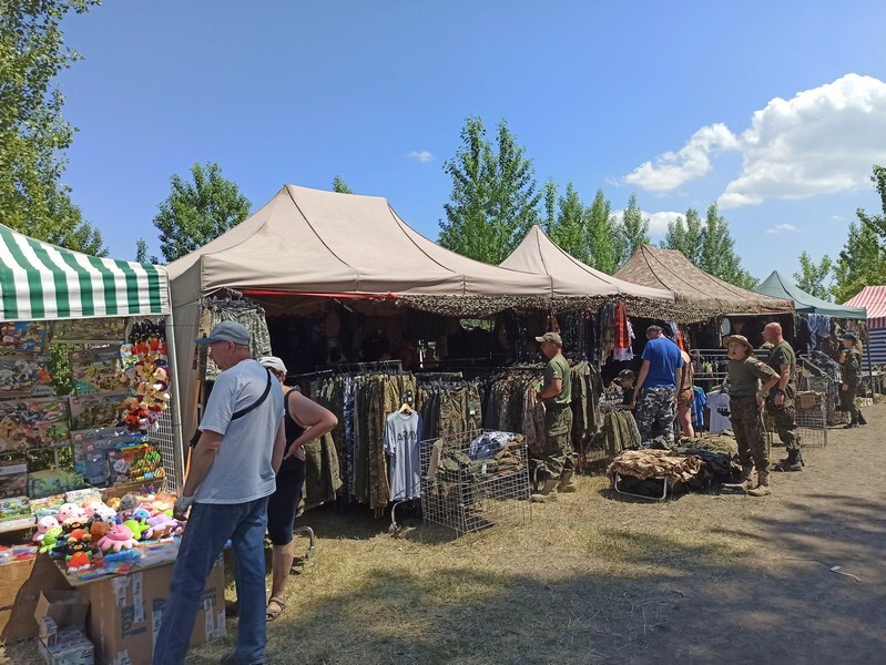 Po raz kolejny w dzielnicy Szombierki w Bytomiu odbywa się zlot pojazdów militarnych i fanów militariów. Śląskie Manewry 2021, bo o nich mowa, przyciągają miłośników historii z całego województwa. W tym roku impreza odbywa się już po raz szesnasty!