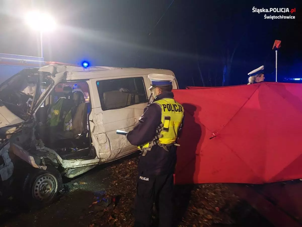 Śmiertelny wypadek w Piaśnikach. Dostawczak zderzył się z tramwajem. Zginęła jedna osoba/ fot. KMP