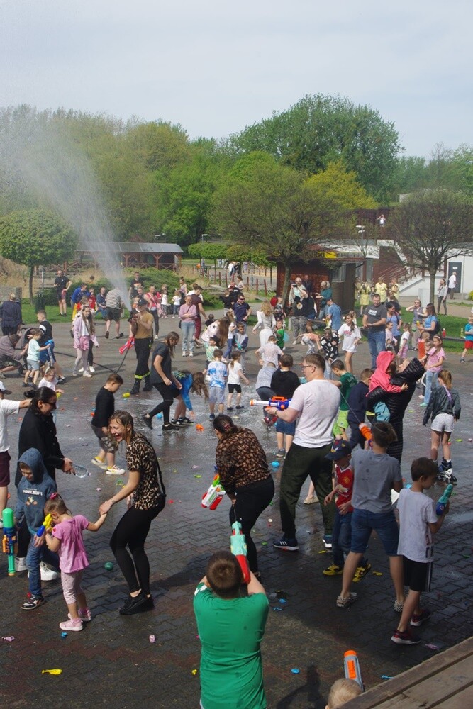 Wielkanocna wodna bitwa w Świętochłowicach! Radosne świętowanie na "Skałce". / fot. Przyjazne Świętochłowice