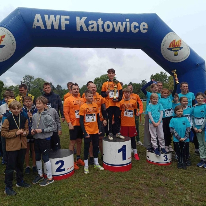 SP nr 2 ze Świętochłowic zwycięża w Sztafecie Pokoleń! Sukces mimo deszczu i zimna