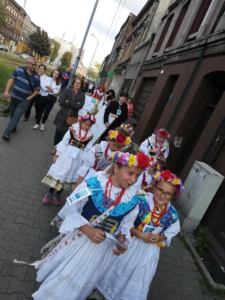 W sobotę mieszkańcy Świętochłowic mieli okazję poznać ciekawostki związane dzielnicą Lipiny podczas niezwykłego spaceru, który poprowadziły dzieci z Program Aktywności Lokalnej "Razem Możemy Więcej" - OPS Świętochłowice.