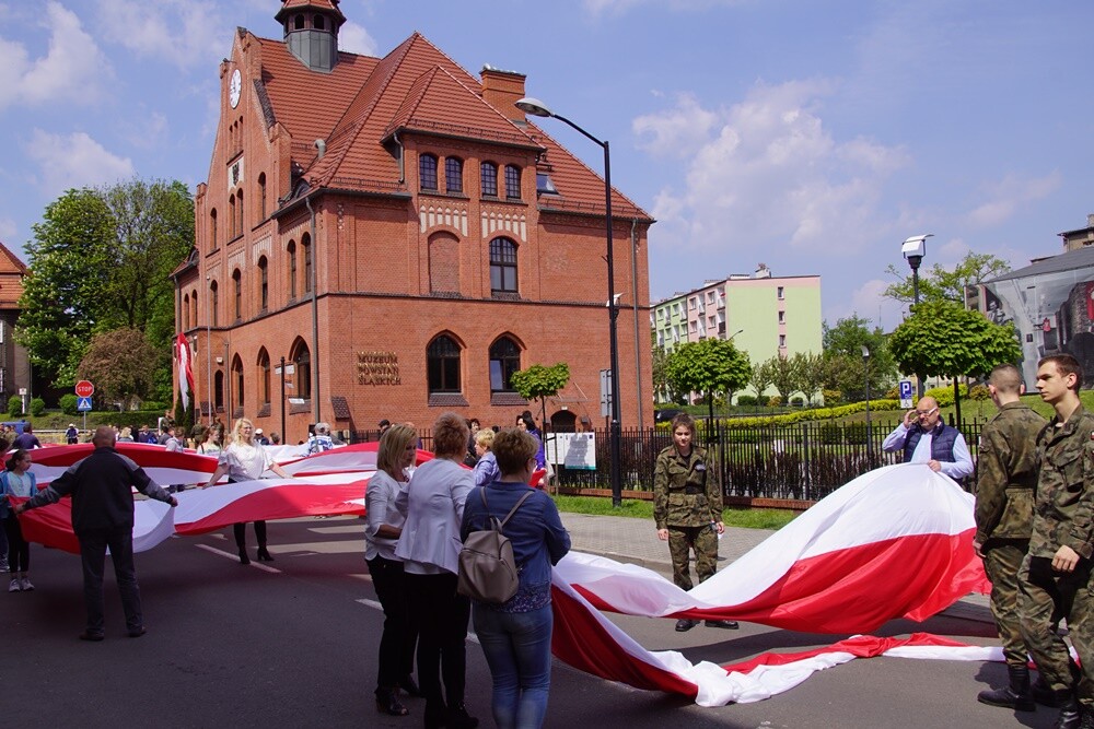 Dzisiaj obchodzimy Święto Flagi. Z tej okazji pracownicy Muzeum Powstań Śląskich oraz mieszkańcy naszego miasta utworzyli z flagi napis - ŚWIĘTOCHŁOWICE.