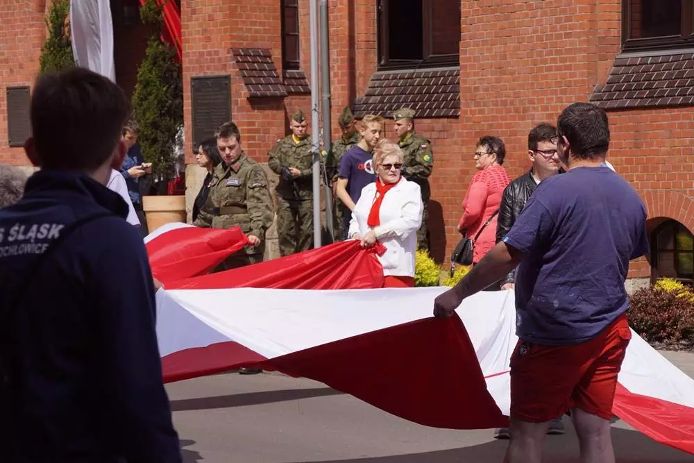 Dzisiaj obchodzimy Święto Flagi. Z tej okazji pracownicy Muzeum Powstań Śląskich oraz mieszkańcy naszego miasta utworzyli z flagi napis - ŚWIĘTOCHŁOWICE.