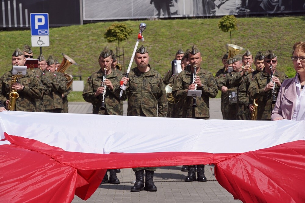 Dzisiaj obchodzimy Święto Flagi. Z tej okazji pracownicy Muzeum Powstań Śląskich oraz mieszkańcy naszego miasta utworzyli z flagi napis - ŚWIĘTOCHŁOWICE.