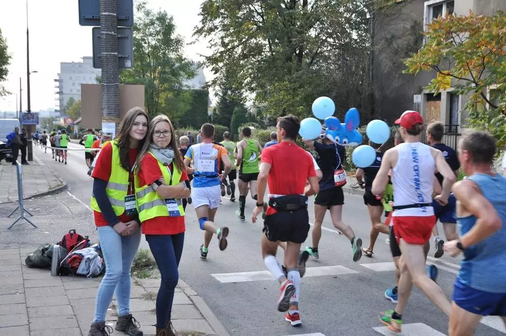 Ulicami aglomeracji śląskiej po raz dziesiąty przebiegli uczestnicy PKO Silesia Marathonu i Półmaratonu. W grupie ponad 800 wolontariuszy, pomagających w organizacji tego biegowego święta, nie mogło zabraknąć uczniów świętochłowickiego Zespołu Szkół Ogólnokształcących nr 1, oraz, po raz pierwszy, uczniów Szkoły Podstawowej nr 2.