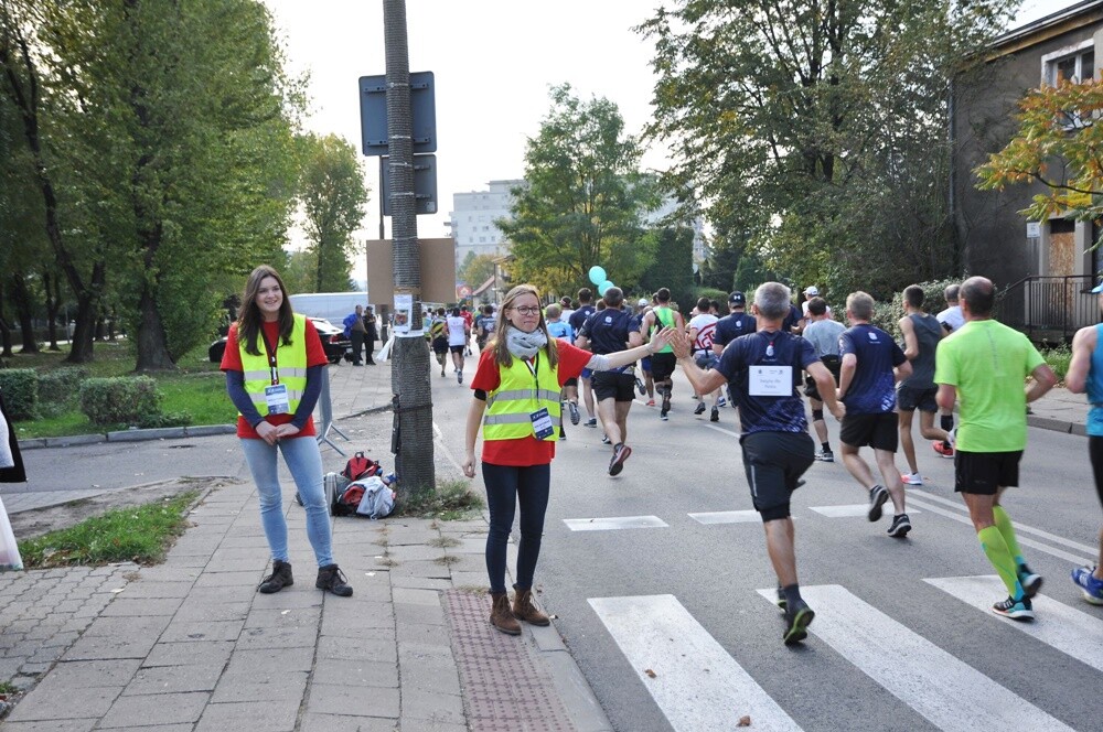 Ulicami aglomeracji śląskiej po raz dziesiąty przebiegli uczestnicy PKO Silesia Marathonu i Półmaratonu. W grupie ponad 800 wolontariuszy, pomagających w organizacji tego biegowego święta, nie mogło zabraknąć uczniów świętochłowickiego Zespołu Szkół Ogólnokształcących nr 1, oraz, po raz pierwszy, uczniów Szkoły Podstawowej nr 2.