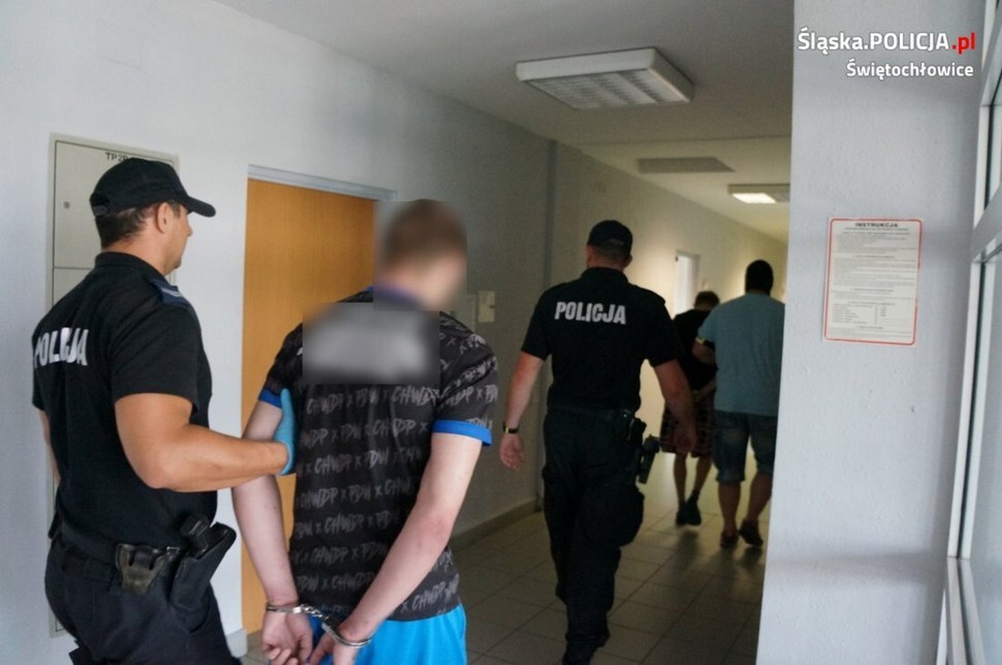 Cztery osoby zostały zatrzymane po sobotnim, bandyckim napadzie w Świętochłowicach, podczas którego grupa pseudokibiców zaatakowała maczetą i pałkami teleskopowymi siedemnastolatka.
