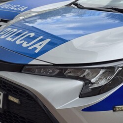 &#346;wi&#281;toch&#322;owice: matka i córka w areszcie, trzeci poszukiwany wpad&#322; w sklepie