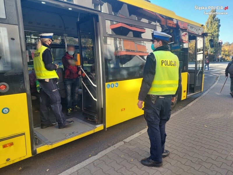 Świętochłowice: Policjanci kontrolują noszenie maseczek w komunikacji miejskiej