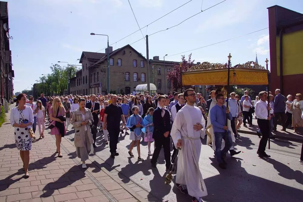 Dzisiaj po uroczystej mszy świętej z kościoła pw. św. Augustyna w dzielnicy Lipiny wyruszyła tradycyjna procesja. Na czele kobiety, mężczyźni, młodzież i dzieci w tradycyjnych, śląskich strojach.