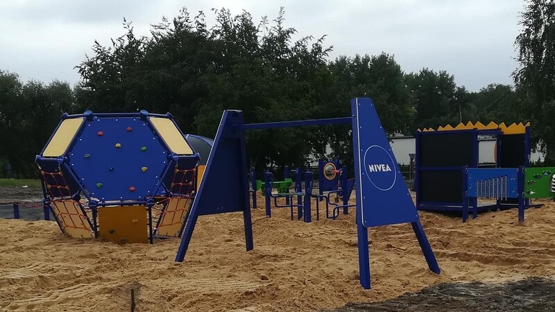 Trwa montaż urządzeń na placu zabaw NIVEA przy Szkole Podstawowej nr 5