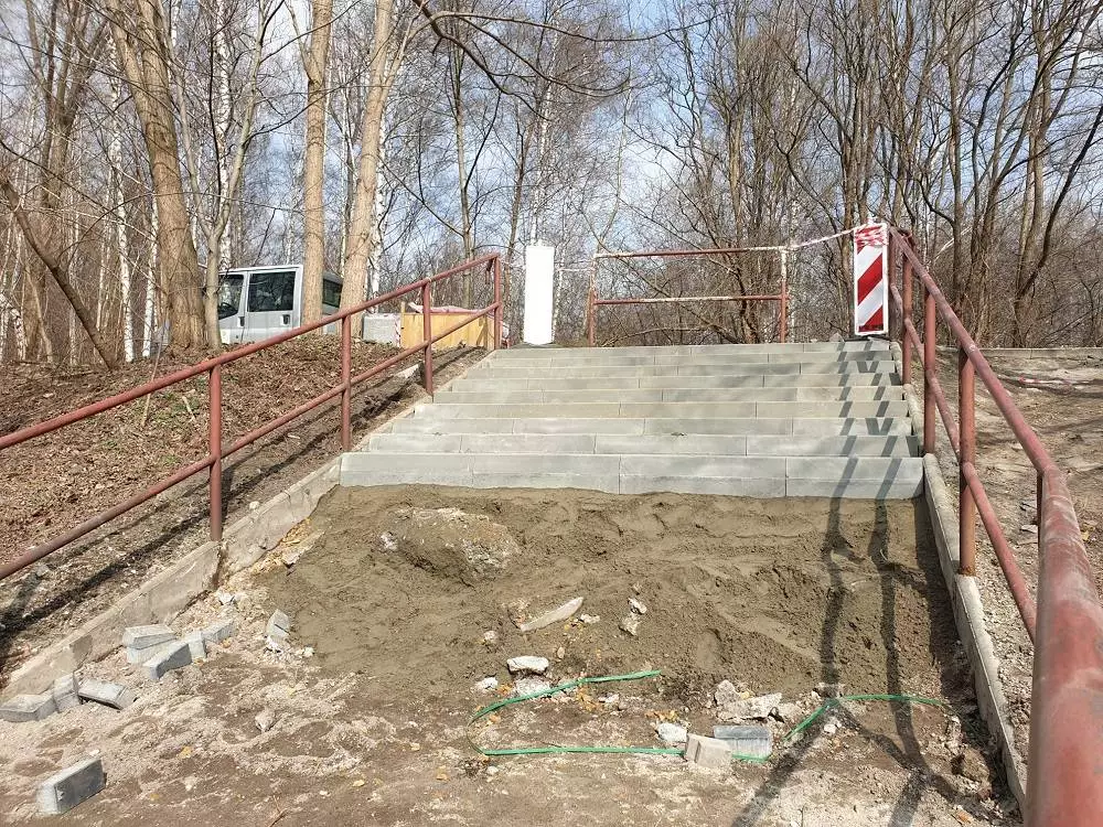 Trwa remont schodów terenowych łączących ulicę Uroczysko z przejściem podziemnym pod DTŚ / fot. MPUK