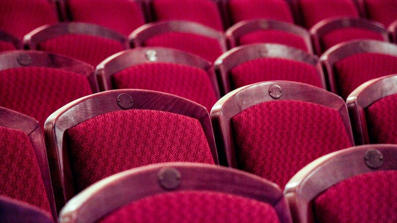 Ubiór do teatru - jak powinien wyglądać?