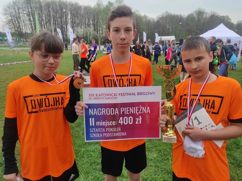 Uczniowie Szkoły Podstawowej nr 2 zawalczyli w biegowej Sztafecie Pokoleń [ZDJĘCIA]