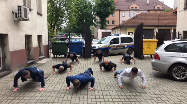 Urząd Miasta i Straż Miejska dołączyły do akcji "pompowania" dla Wojtusia!