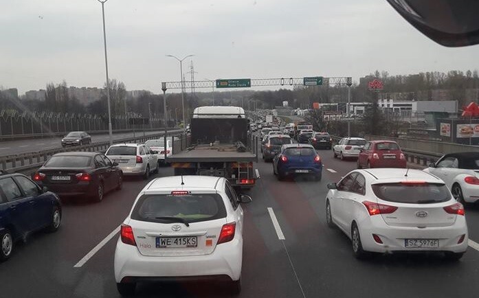Uwaga kierowcy - trudna sytuacja na drogach, Śląsk zaczyna się korkować