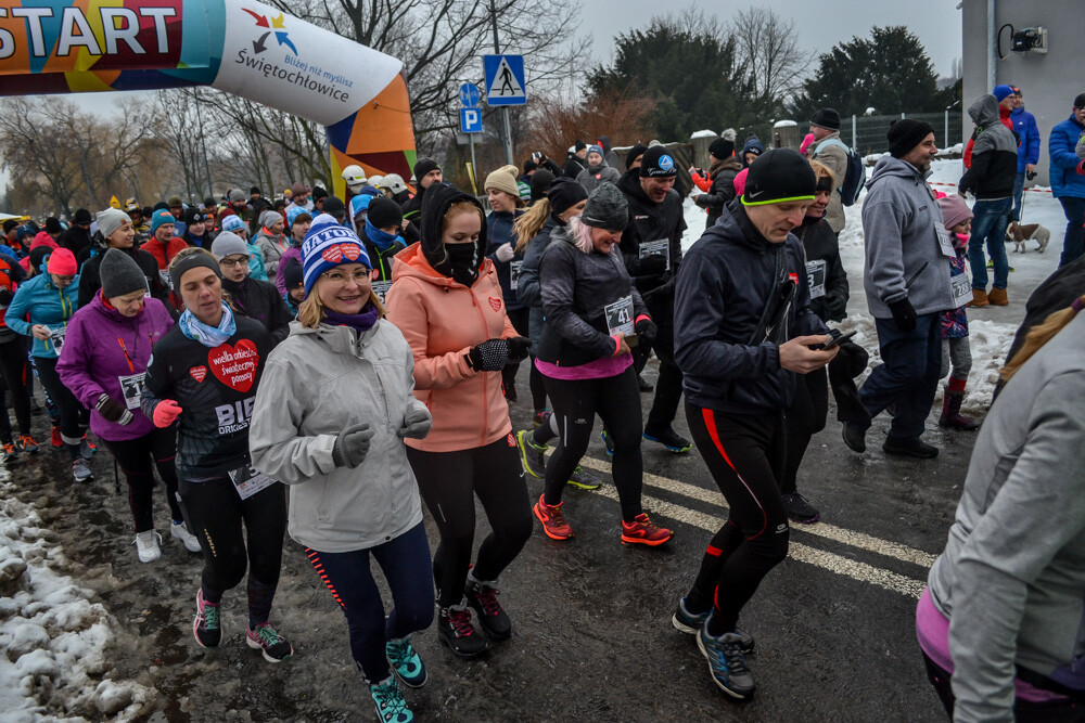 Około 500 osób - biegaczy i zawodników nordic walking - wzięło udział w charytatywnych zawodach sportowych na terenie Skałki. Byliśmy tam i my, mamy zdjęcia!