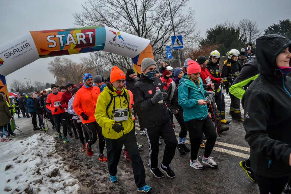 Około 500 osób - biegaczy i zawodników nordic walking - wzięło udział w charytatywnych zawodach sportowych na terenie Skałki. Byliśmy tam i my, mamy zdjęcia!