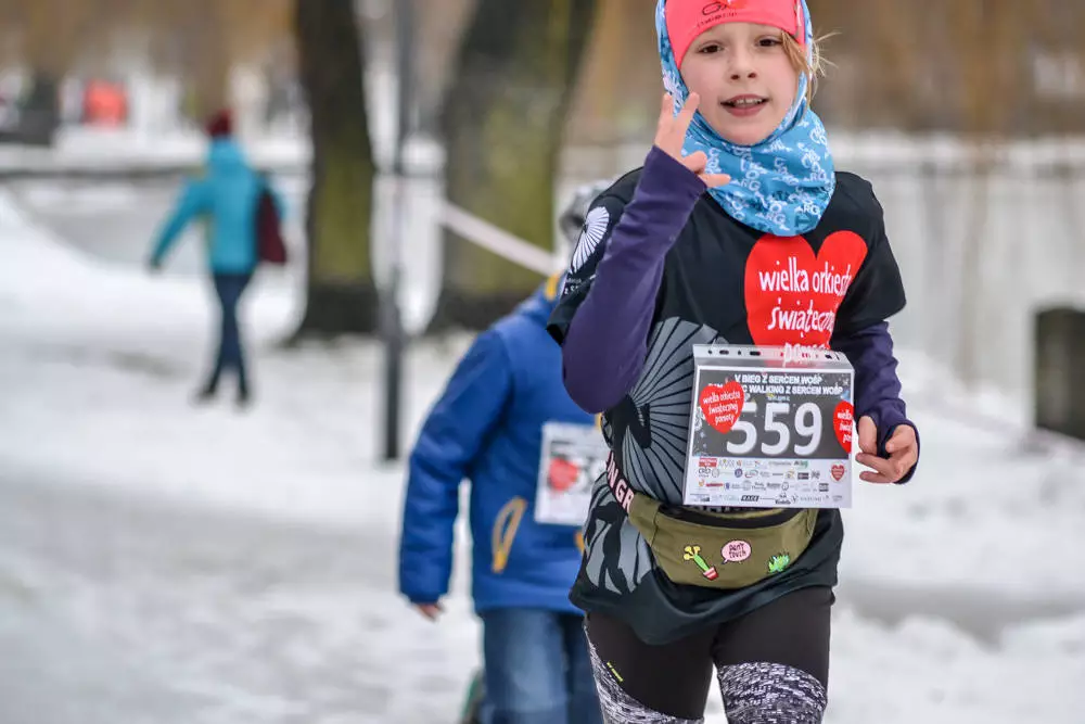 Około 500 osób - biegaczy i zawodników nordic walking - wzięło udział w charytatywnych zawodach sportowych na terenie Skałki. Byliśmy tam i my, mamy zdjęcia!